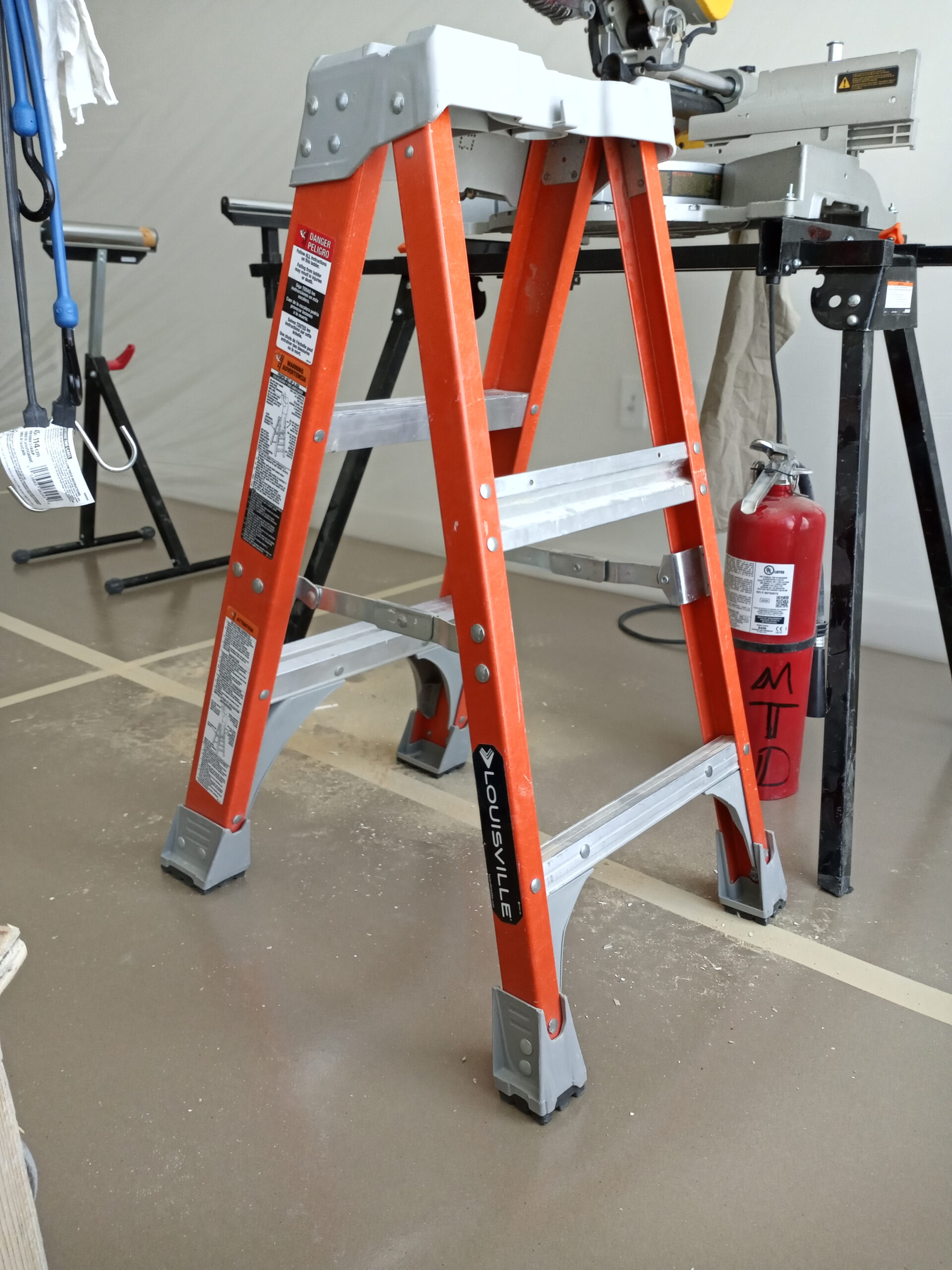 Louisville Ladder 6-Foot Fiberglass Step Ladder, 300-Pound Load Capacity, Type IA, FS1506 customer photo 1