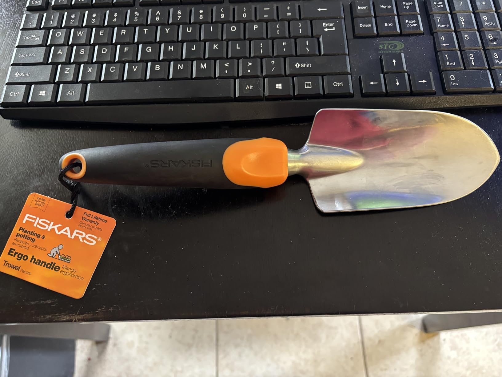 Fiskars Ergo Garden Trowel, Heavy Duty Hand Tool for Digging and Planting | Heavy-Duty Cast Aluminum Rust Resistant Head, Ergonomic Comfort Grip Handle, Hang Hole for Easy Storage, Yard Beds and Pots customer photo 2