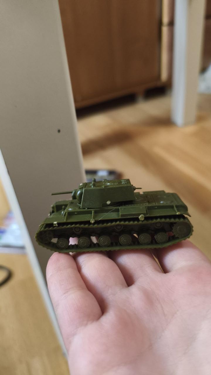 Zvezda Soviet Heavy Tank KV-1 customer photo 1