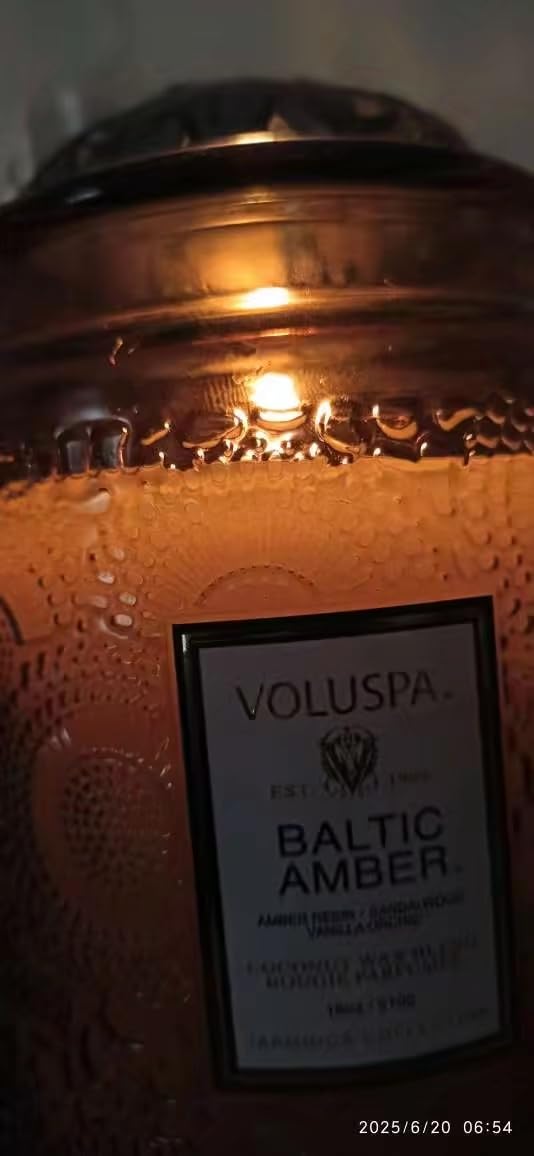 Voluspa Baltic Amber Large Scented Candle Jar 18 Oz, 100 Hr Burn | Coconut Wax Blend customer photo 1