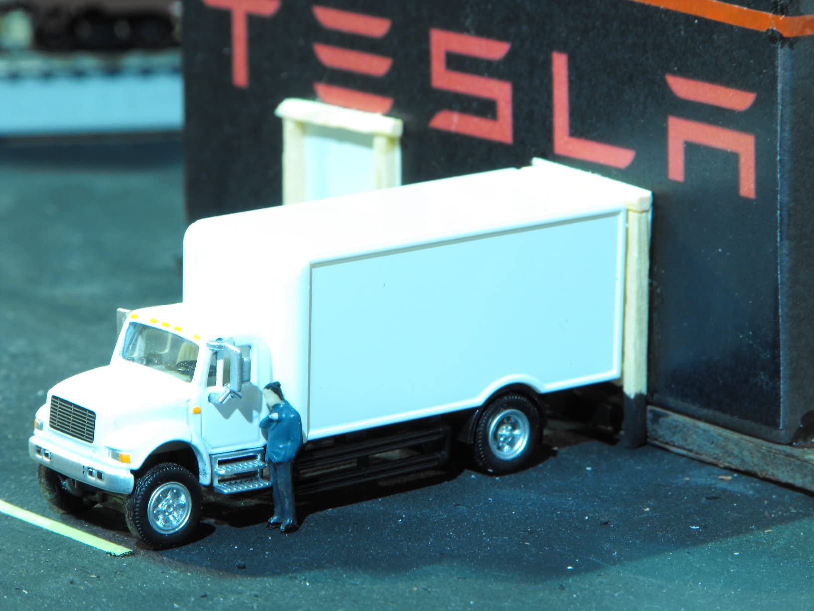 Walthers SceneMaster International, White 4900 1-Axle Van customer photo 1