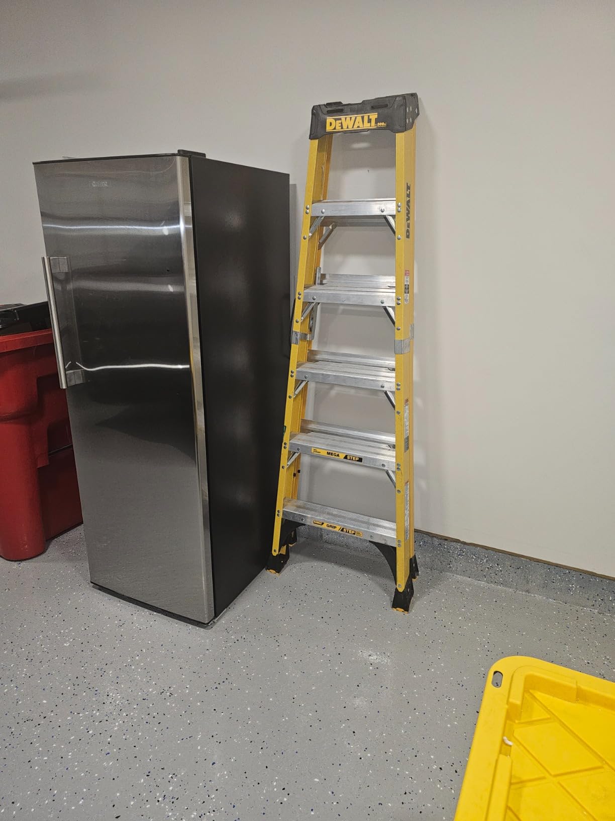 DeWalt 500lb Rated FG Stepladder 6' DXL3810-06 customer photo 2