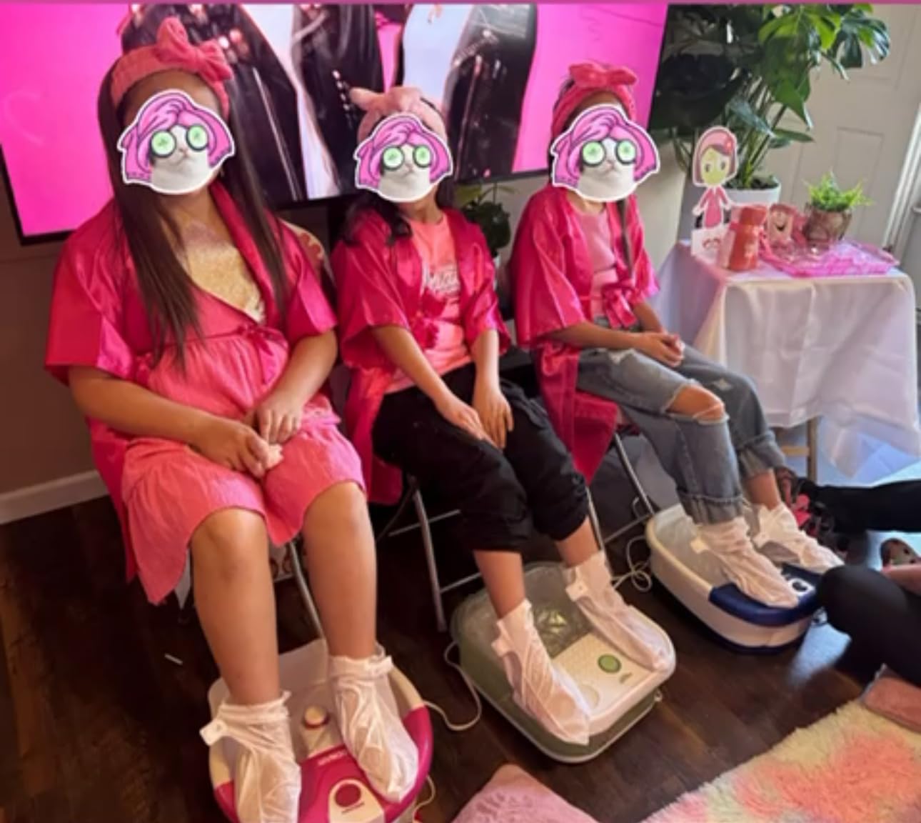 Conair Soothing Pedicure Foot Spa Bath with Soothing Vibration Massage, Deep Basin Relaxing Foot Massager with Jets, Pink/White customer photo 1