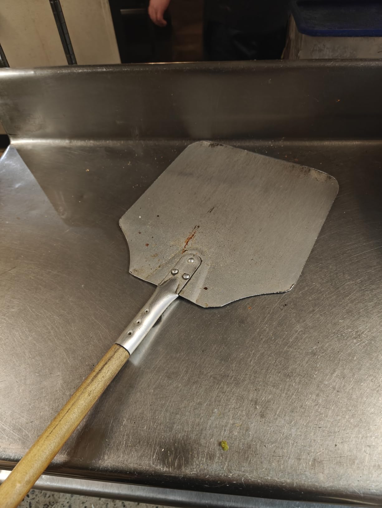 50196 Aluminum Pizza Peel, 16 x 18 inch Blade customer photo 1