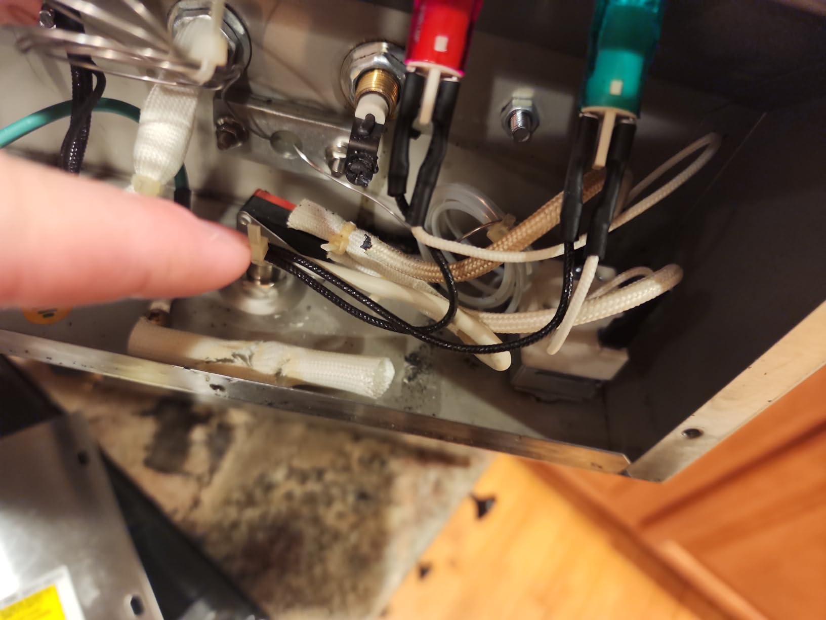 Winco 8 L Silver Commercial-Grade Electric Countertop Deep Fryer, Dual Well | 1750W power, Great for French Fries, Chicken, Appetizers and Restaurant Kitchens customer photo 1