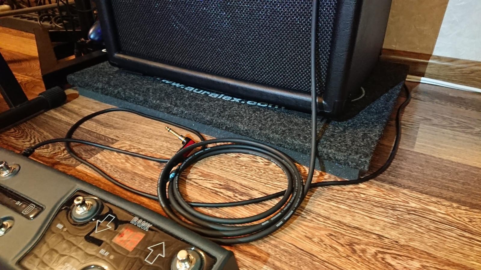 Auralex Acoustics GRAMMA v2 Isolation Platform for Amplifiers, 7/4