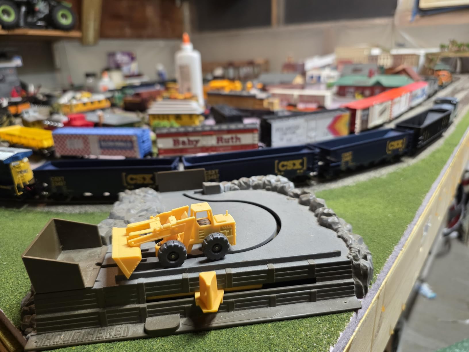 Walthers Trainline Offset Hopper-Ready to Run-CSX Transportation (Blue, Yellow; Boxcar Logo) 931-1425 HO Scale Model Railroad - Freight Model customer photo 2