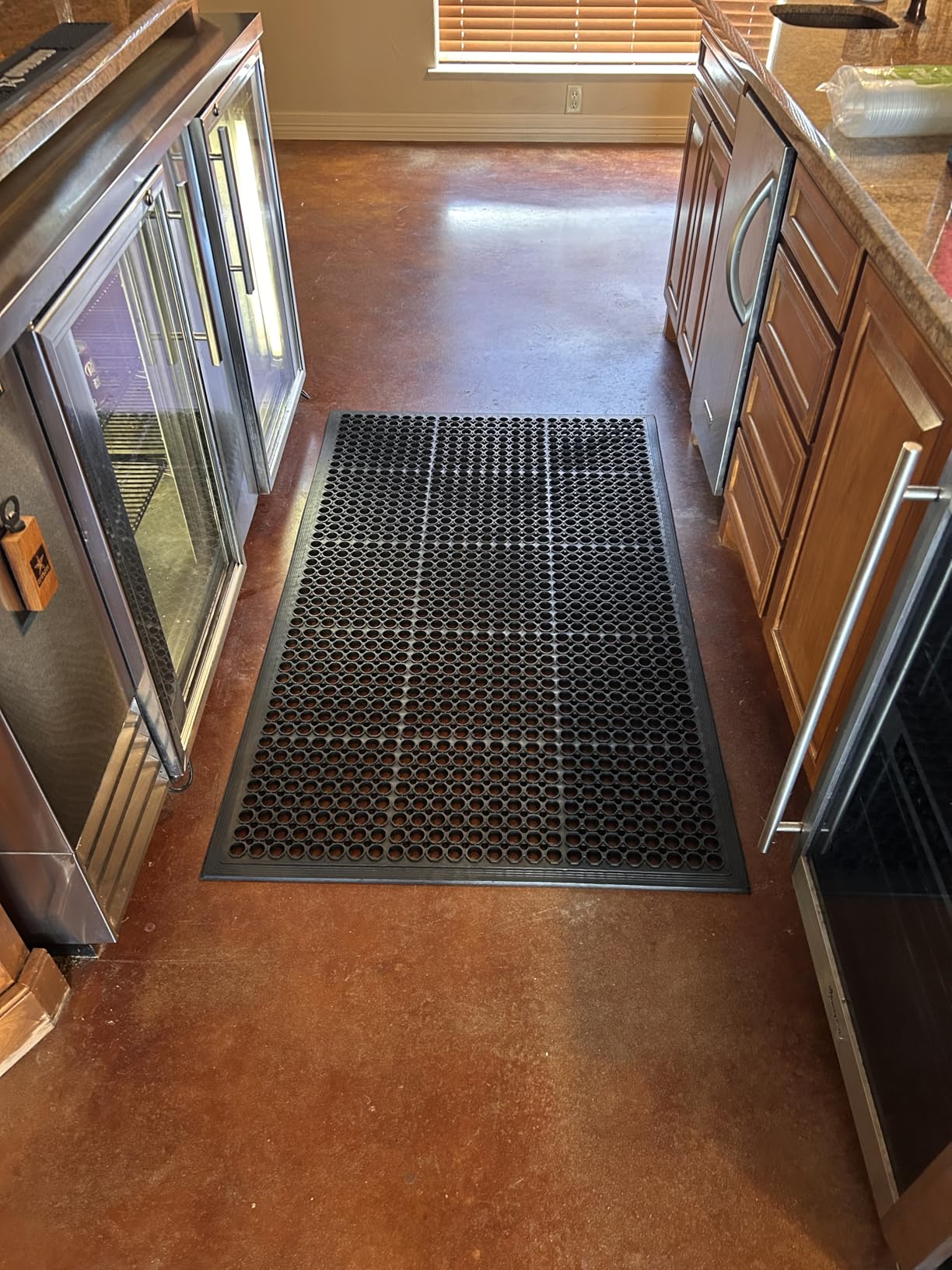 Envelor Anti Fatigue Mats for Kitchen Floor, Rubber Bar Mat, Non Slip Commercial Floor Mat with Drainage Holes, Indoor Outdoor Rubber Mat for Restaurant, Garage, Entryway, Entry Mat 24 x 36 in customer photo 1