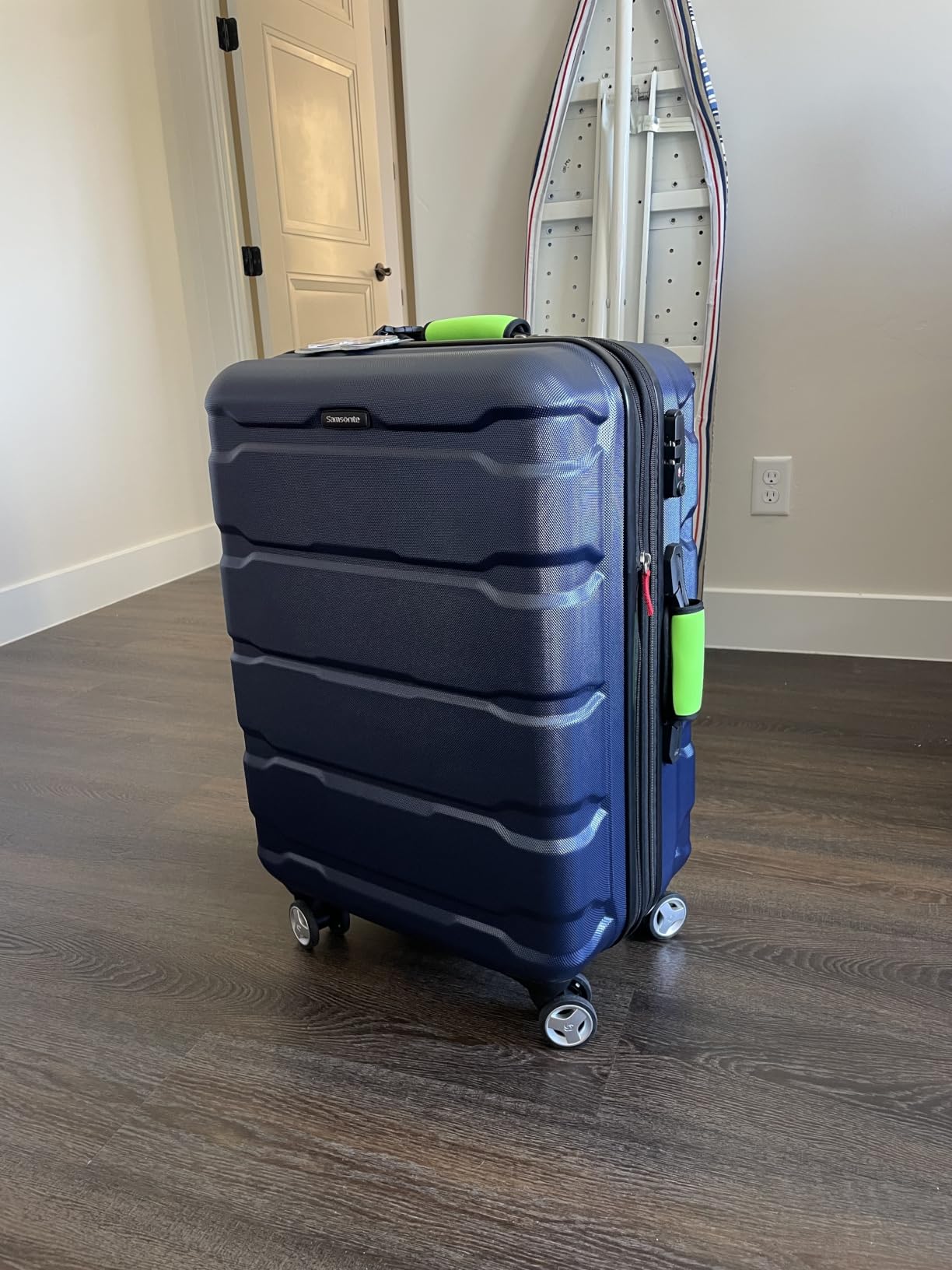 Samsonite Omni PC Hardside Expandable Luggage with Spinner Wheels, Navy, Checked-Large 28-Inch customer photo 2