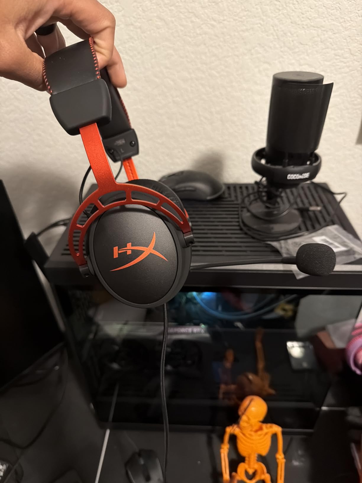 HyperX Cloud Alpha - Gaming Headset, Dual Chamber Drivers, Legendary Comfort, Aluminum Frame, Detachable Microphone, Works on PC, PS4, PS5, Xbox One, Xbox Series X|S, Nintendo Switch and Mobile - Red customer photo 1