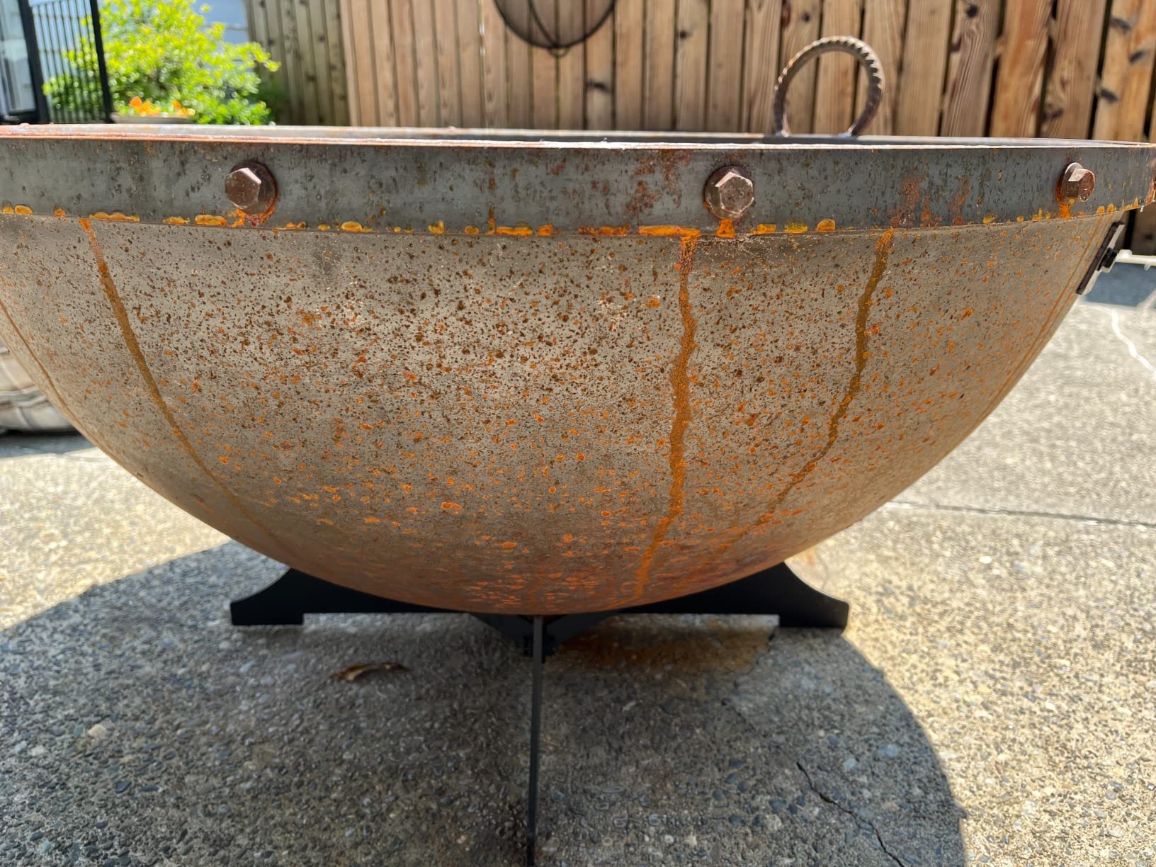 Ash & Ember 32in Hemisphere Fire Pit with Screen and Poker, Cast Iron High-Temperature Black Paint Fire Bowl, Wood Burning Backyard Fireplace, Portable Outdoor Firepit customer photo 2