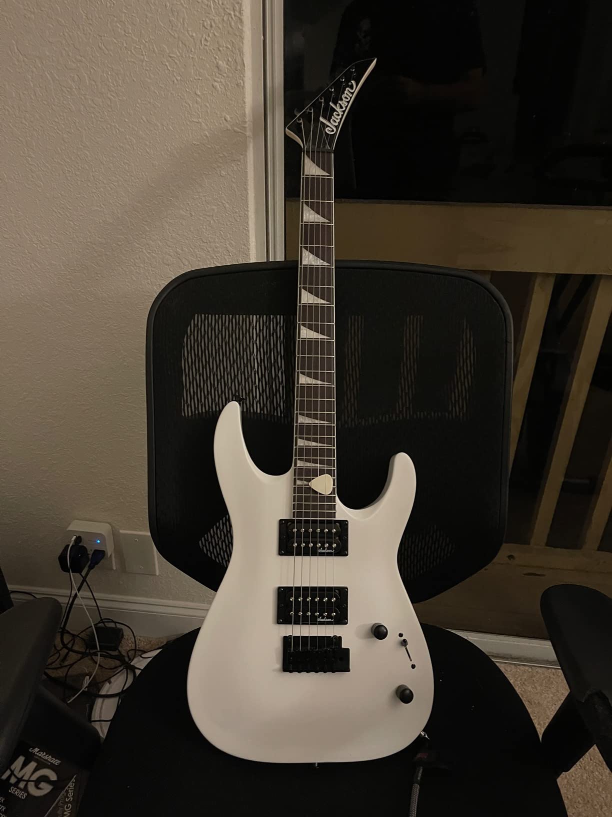 Jackson JS Series Dinky Arch Top JS22 DKA Compound-Radius Amaranth Fingerboard Maple Neck 6-String Electric Guitar (Right-Handed, Snow White) customer photo 2