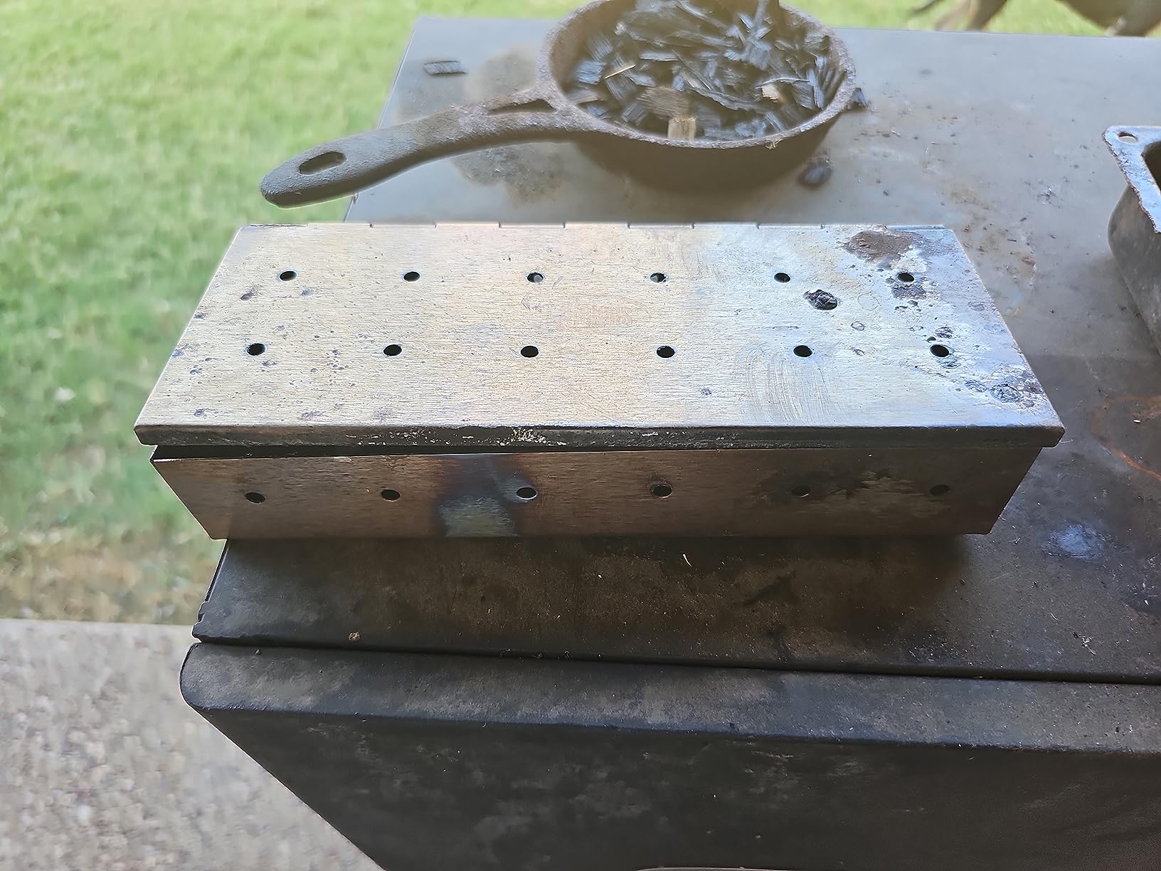 Kaluns Universal Stainless Steel Smoker Box, Gas or Charcoal Grill Smoke Box, Works with Wood Chips, Hinged Lid customer photo 2
