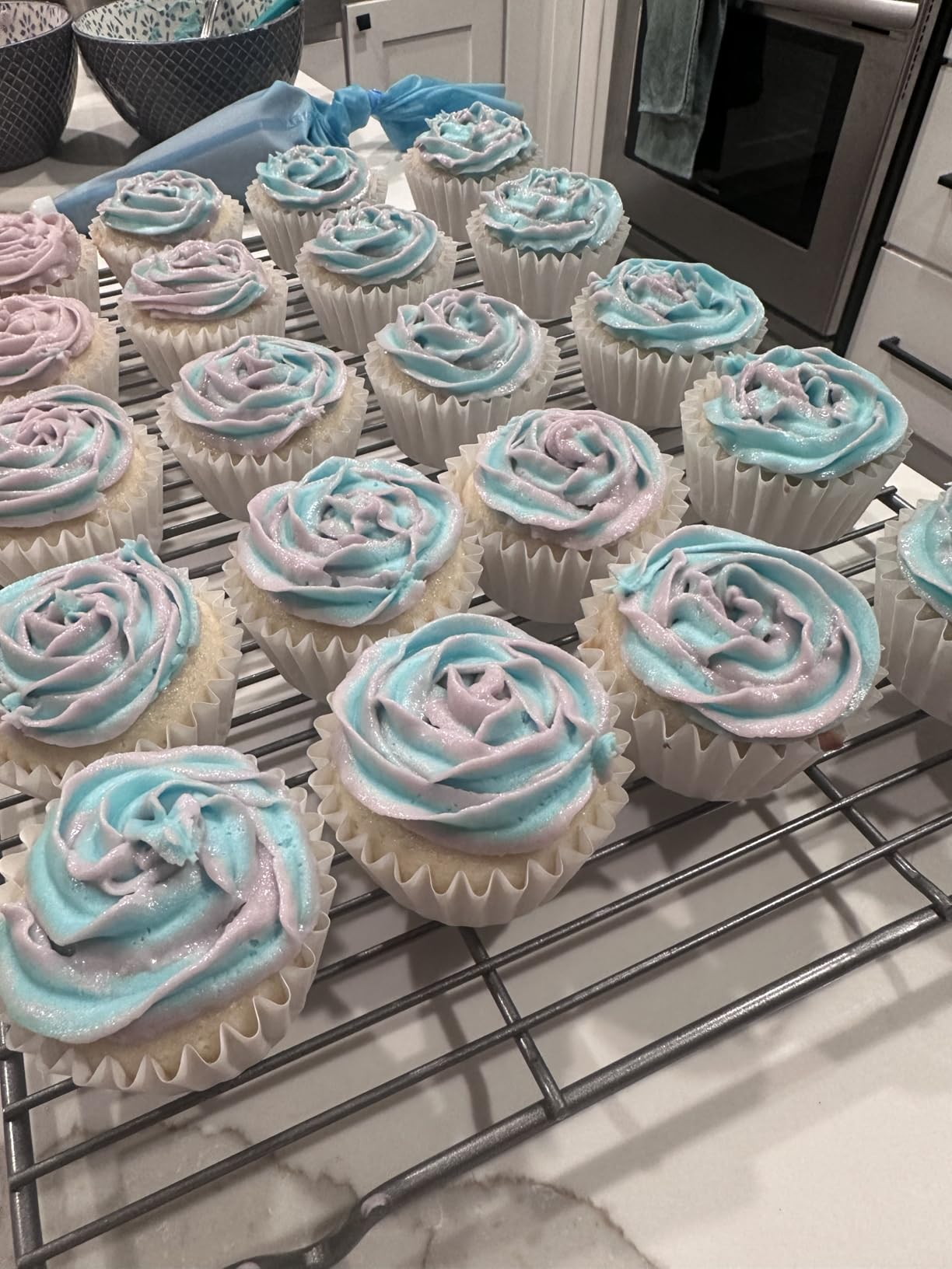 Kasmoire 24pcs Reusable Piping Bags and Tips Set, with Couplers and Frosting Bags Ties for Cookie Icing Cakes Cupcakes customer photo 2