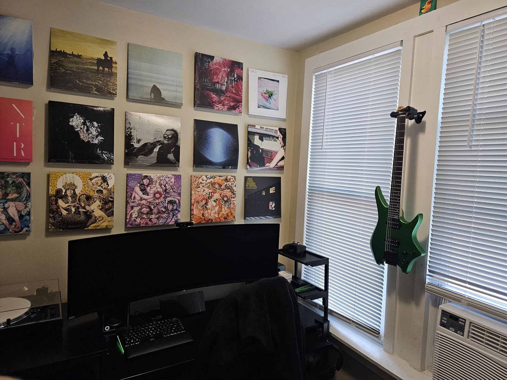Hercules Stands GSP39WB Plus Short Arm Steel Base Wall Mount Guitar Hanger with Auto Grip System customer photo 1