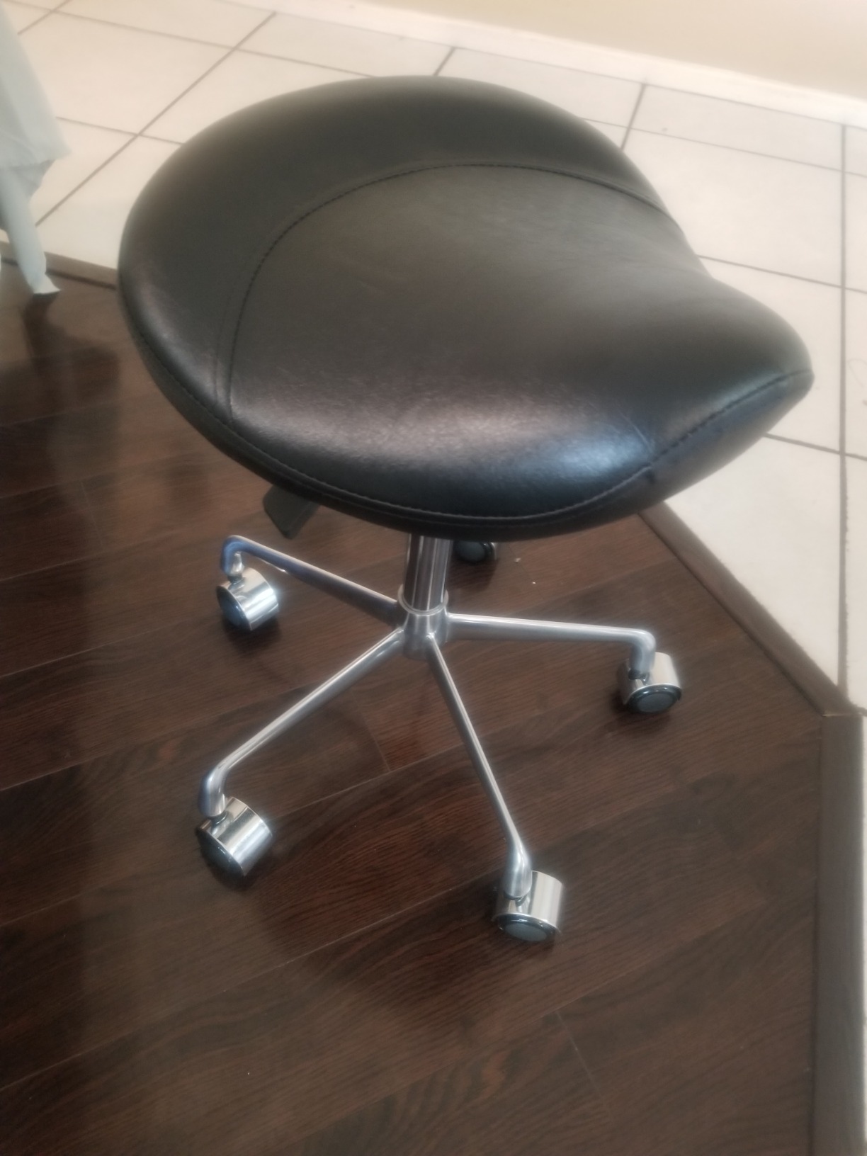 Kaleurrier Rolling Saddle Stools with Wheels, Adjustable Saddle Chairs | Ergonomic Horse Saddle Seat Helps Maintain Correct Sitting Posture, Ideal for Dental Hygienist, Hair Stylist, Esthetician, Tech customer photo 1