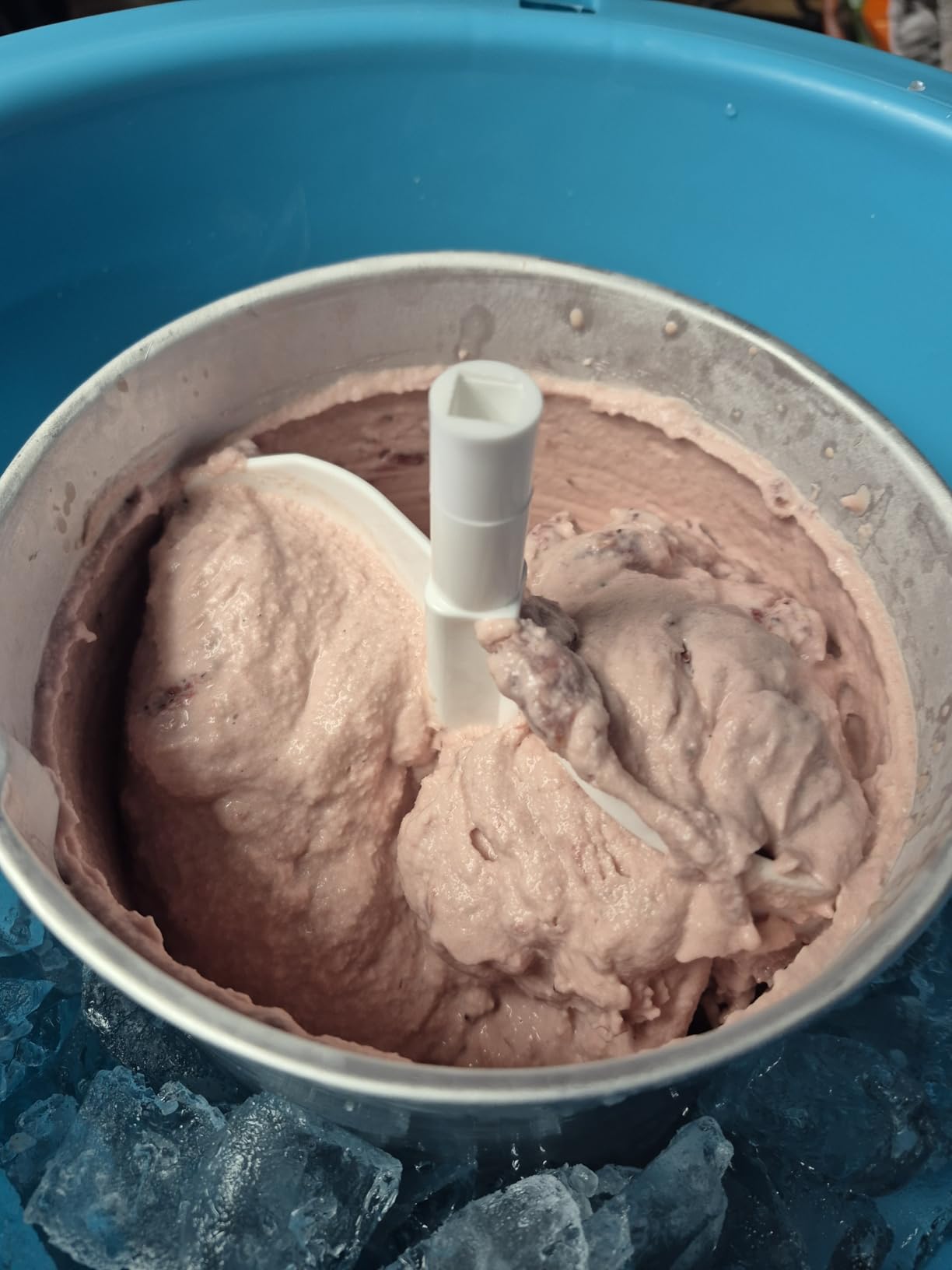 Nostalgia Electric Ice Cream Maker With 4 Qt Capacity- Old Fashioned Ice Cream Machine Makes Frozen Yogurt or Gelato in Minutes- Vintage Wooden Style Ice Cream Maker with Aluminum Canister- Light Wood customer photo 2