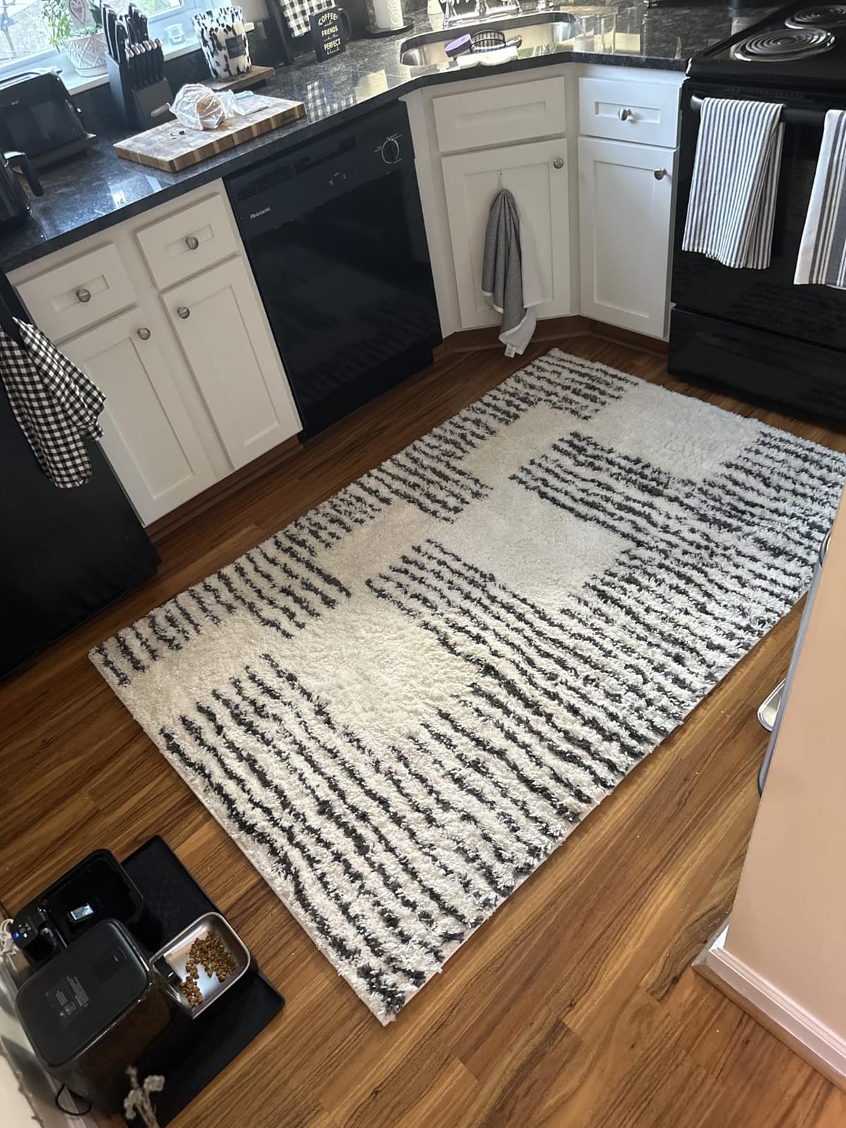 JONATHAN Y Petra Abstract Stripe Shag White/Gray Indoor Area Rug, 4x6, Geometric, Bohemian, Contemporary, Easy-Cleaning for Living Room, Bedroom, Kitchen, Pet Friendly, Non-Shedding (MOH407A-4) customer photo 1