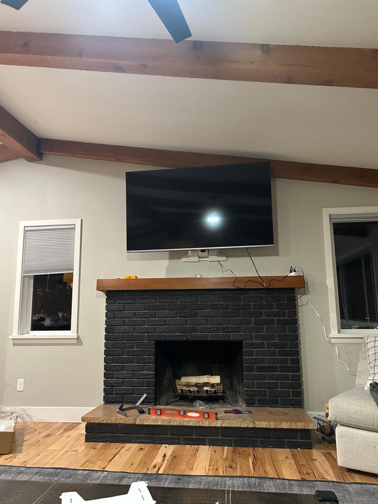MOUNT-IT! Motorized Fireplace TV Wall Mount | Remote Control Electric Pull Down Mantel Mounting Bracket, Up to 77 Lbs Weight Capacity, Height Adjustable, Swivel, VESA 600x400 Compatible customer photo 1