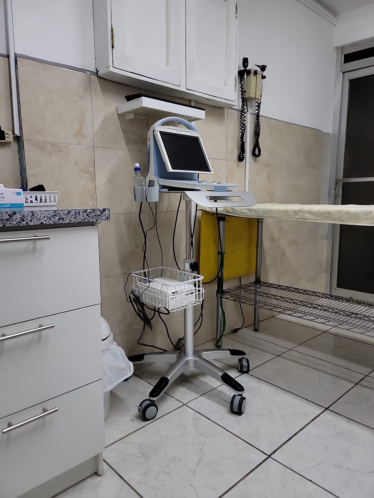 VEVOR Medical Trolley with Wheels - Height Adjustable Gas Lift, Large Tabletop 19