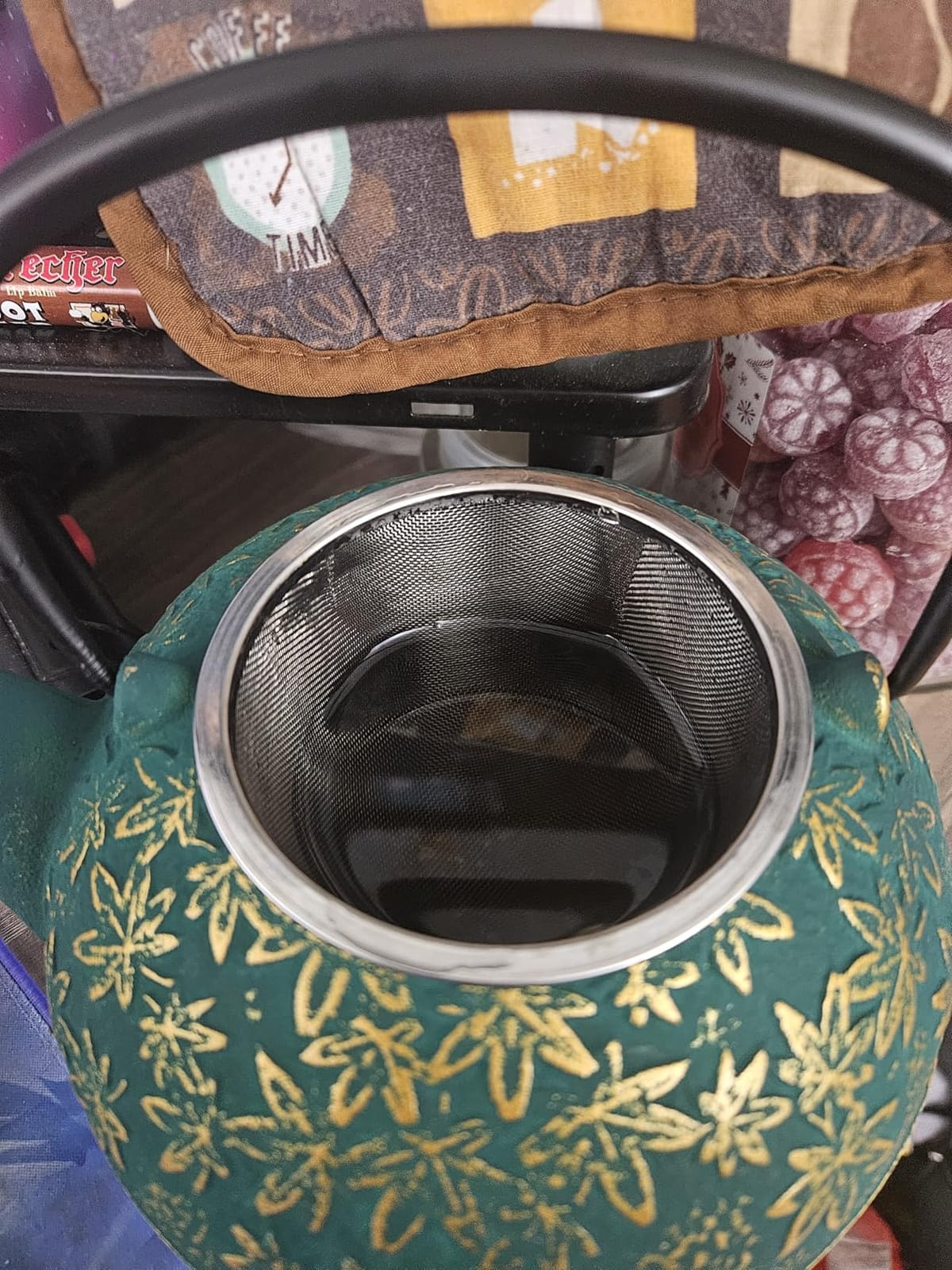 Cast Iron Maple Leaf Teapot with Infuser & Matching Trivet - 40 oz / 1200 ml Loose Leaf Tea Pot with Enamel Interior - Stovetop Safe for Gas, Electric, Ceramic & Induction - Black customer photo 1