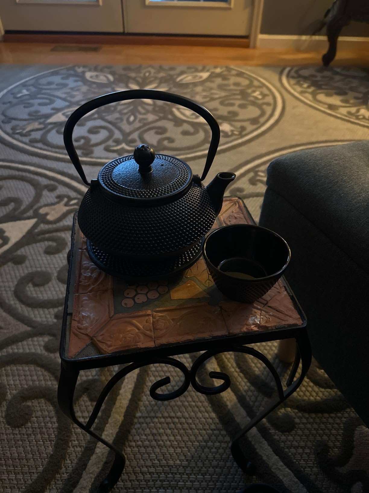 Velaze Cast Iron Teapot Set,Japanese Teapot Heat Preservation with Trivet,Stainless Steel Infuser and 2 Cups,Durable Cast Iron with a Fully Enameled Interior,Beautiful Hammered Design,700ML/23oz customer photo 1