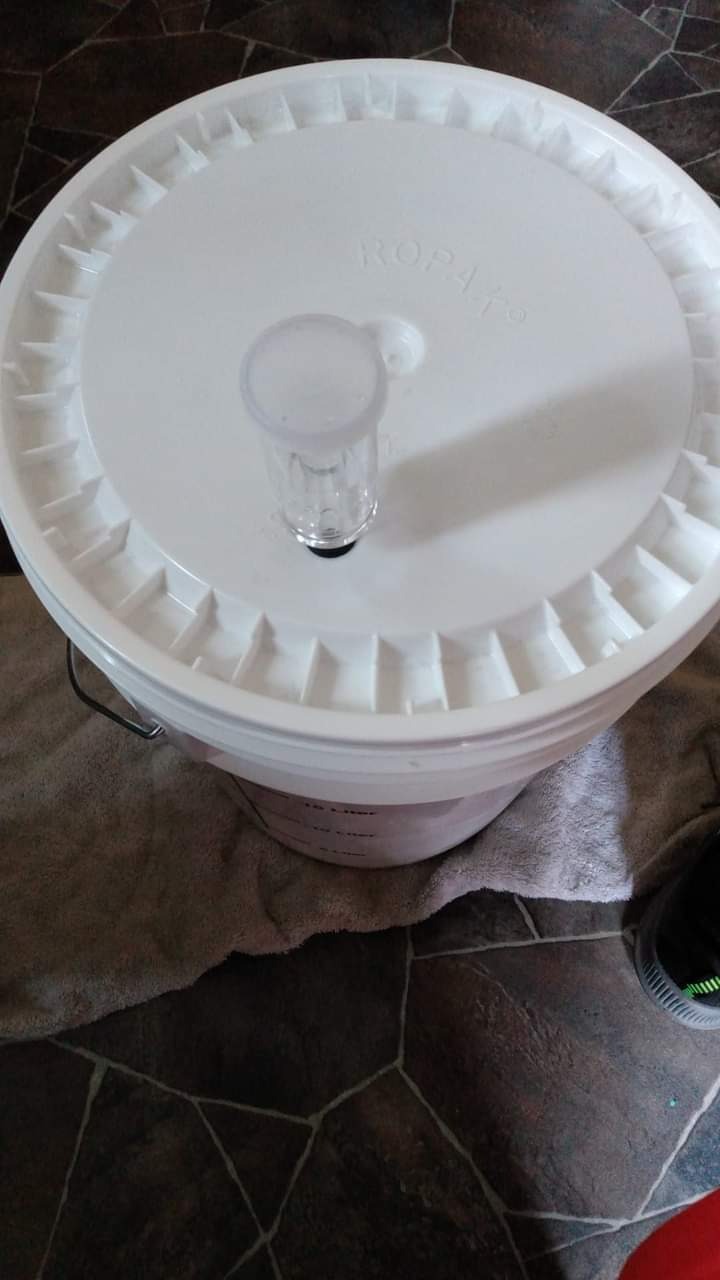 Home Brew Ohio 6.5 Gallon Fermenting Bucket with Grommeted Lid and Three-Piece Airlock customer photo 1