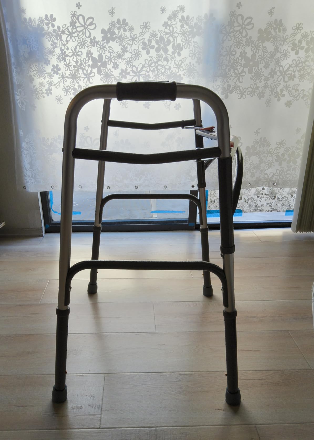 Dynarex Heavy Duty Bariatric Walker is a Foldable, Stand-Up Walker with Tool-Free Adjustable Height up to 39