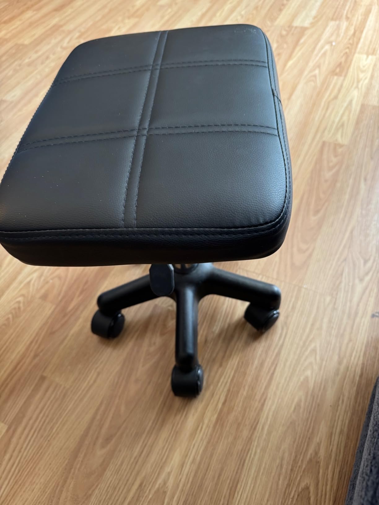 FURWOO Rectangle Rolling Stool with Wheels Height Adjustable Swivel Stool Chair for Spa Salon Massage Black customer photo 1