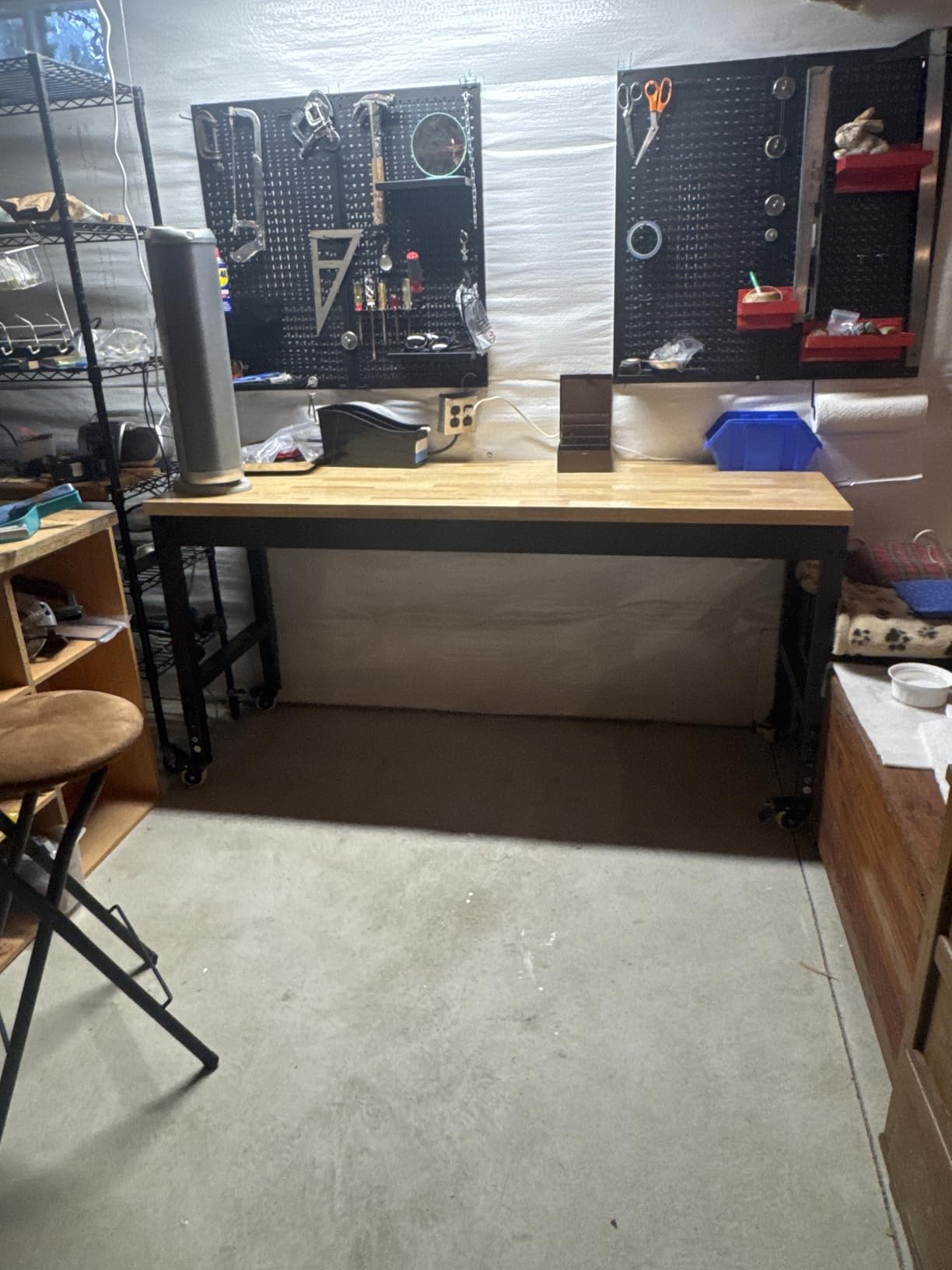 VEVOR Adjustable Workbench, 2000 lbs Capacity, 61 x 20-inch Heavy Duty Work Bench with 27.1-36 Inches Height Adjustment, Garage Workbench with Power Outlets, Suitable for Office, Garage, Workshop customer photo 2
