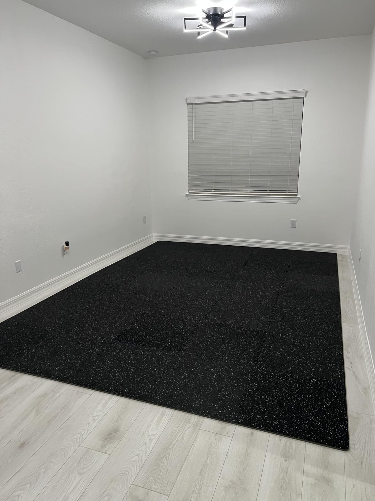 VEVOR 0.56Inch 100sq.ft Exercise Equipment Mats, 25 Tiles Upgraded Rubber Top with High Density EVA Foam, Interlocking Gym Flooring for Home Gym, 25 x 25In Gym Mats, Puzzle Workout Mats, Black & Gray customer photo 2