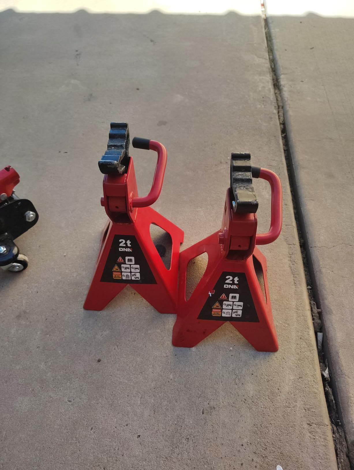 DNA Motoring 2 Ton Car Jack and Stands Kit Red/Black | 2T(4000 lbs) Capacity Low Profile Hydraulic Trolley Service/Floor Jack with 2 Ratchet Stands Combo for Home Garage Shop customer photo 1