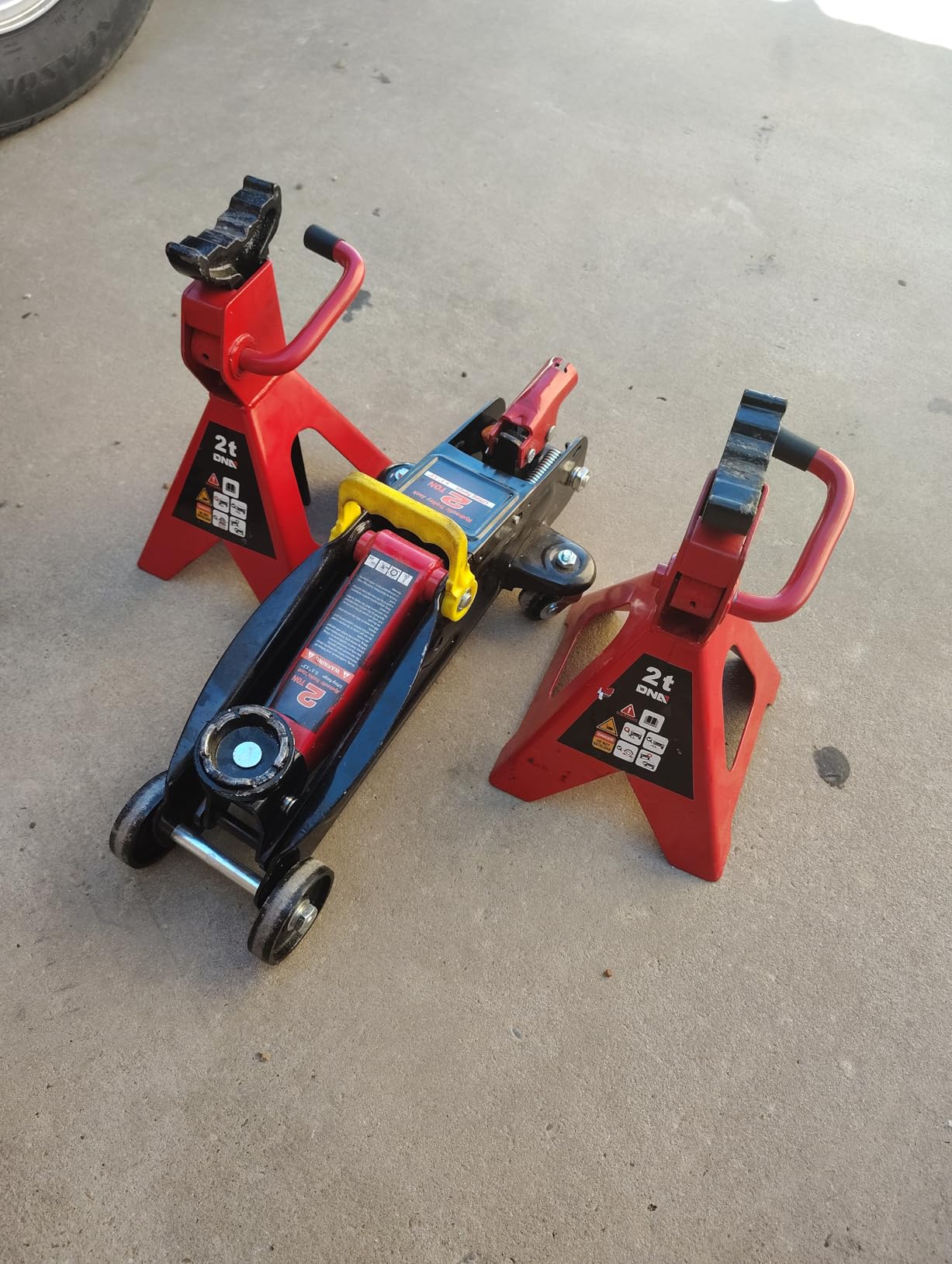 DNA Motoring 2 Ton Car Jack and Stands Kit Red/Black | 2T(4000 lbs) Capacity Low Profile Hydraulic Trolley Service/Floor Jack with 2 Ratchet Stands Combo for Home Garage Shop customer photo 2