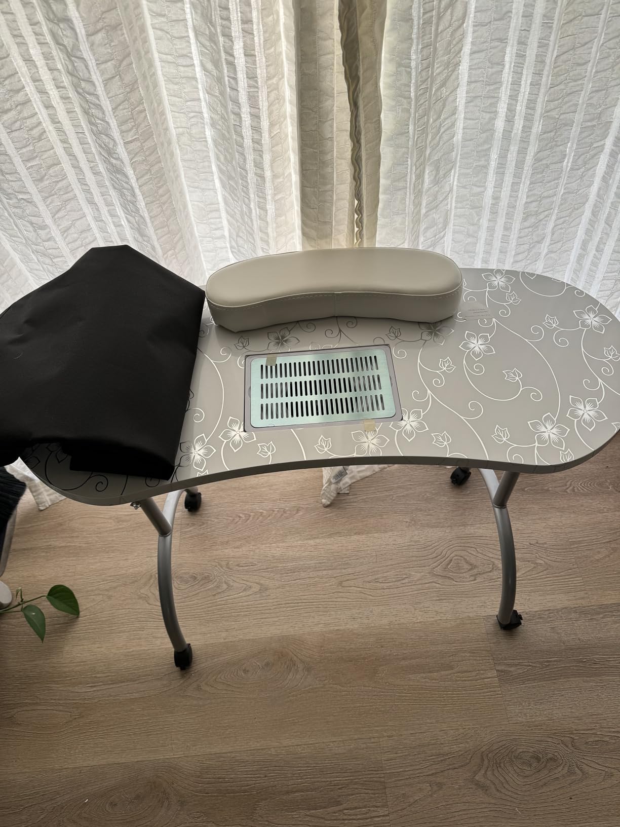 GIANTEX Nail Table for Nail Tech, Portable Manicure Table with Electric Dust Collector, USB-Plug LED Lamp, Wrist Rest, 4 Lockable Wheels, Foldable Nail Desk with Carry Bag (Black) customer photo 2