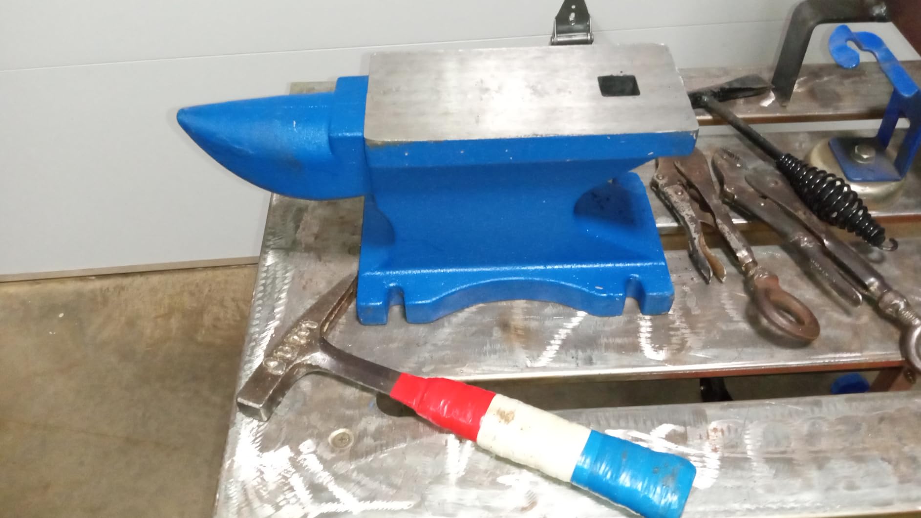 VEVOR Single Horn Anvil 44Lbs Steel Anvil Blacksmith for Sale Forge Tools and Equipment Anvil Rugged Round and Square Hole Horn Anvil Blacksmith Jewelers Metalsmith Blacksmith Tool customer photo 2