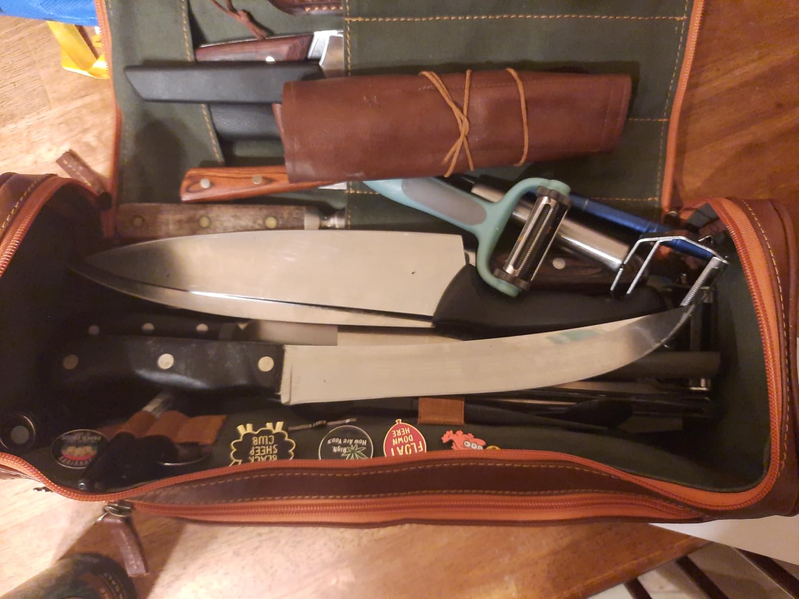 Angus Stoke premium leather knife bag-case, XXL chef's roll bag with huge storage space and extras - waxed vintage buffalo leather, Arvid (Walnut-Brown) customer photo 1