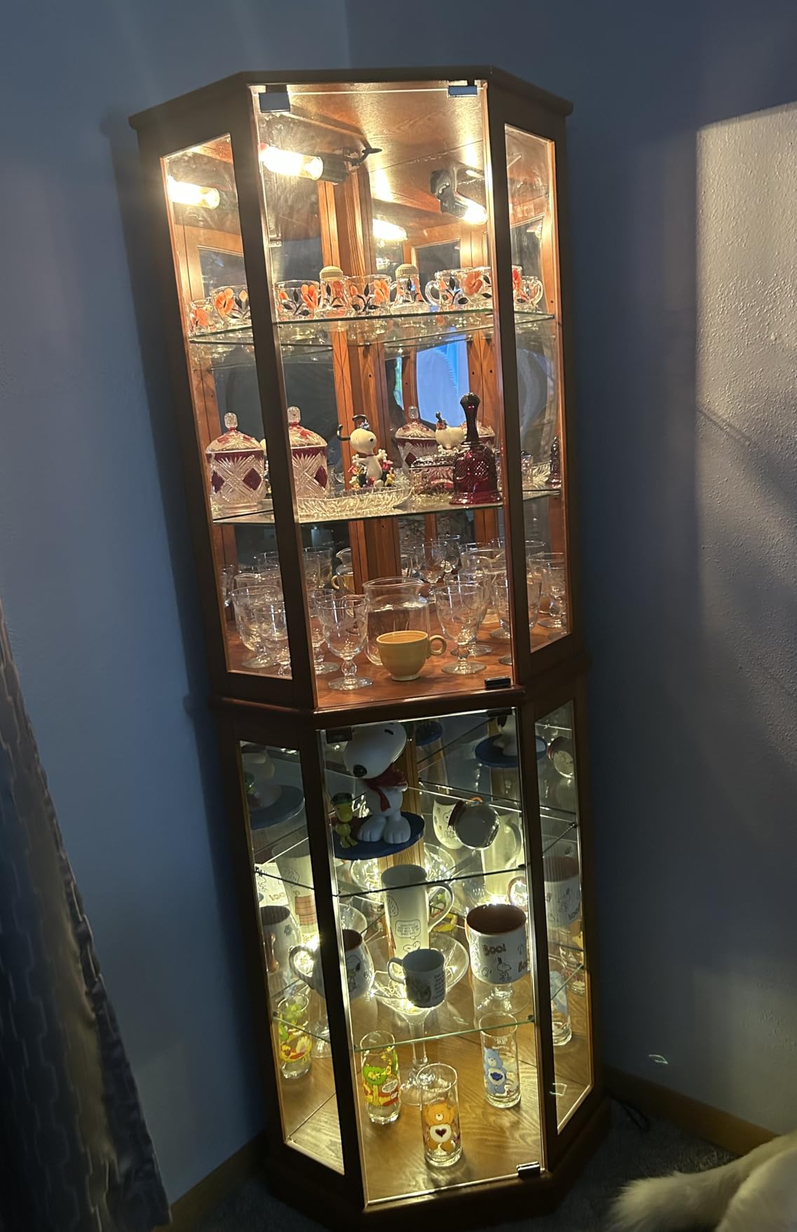 BELLEZE Lighted 3-Side Glass Display Curio Cabinet with Tempered Glass Doors and Shelves, Curved Wood Corner Cabinet with Bulb, Corner Curio Storage Rack for Bar and Liquor Storage - Ashfield (Black) customer photo 1
