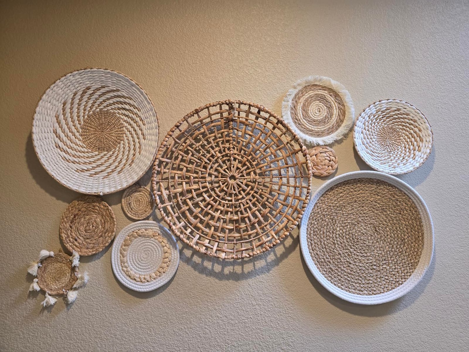 7 Pack Boho Wall Basket Decor - Seagrass Rattan Wicker Wall Decor Round Handmade Hanging Rustic Flat Elegant Wall Art for Farmhouse Living Rooms Bedrooms Display Table Settings Kitchen Home customer photo 1