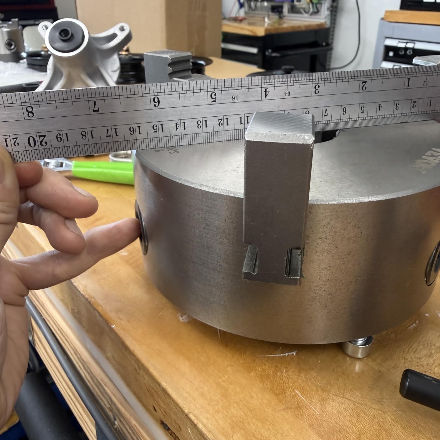 VEVOR 3-Jaw Lathe Chuck, 8'', Self-Centering Lathe Chuck, 0.16-8 in/4-200 mm Clamping Range with T-key Fixing Screws Hexagon Wrench, for Lathe 3D Printer Machining Center Milling Drilling Machine customer photo 1