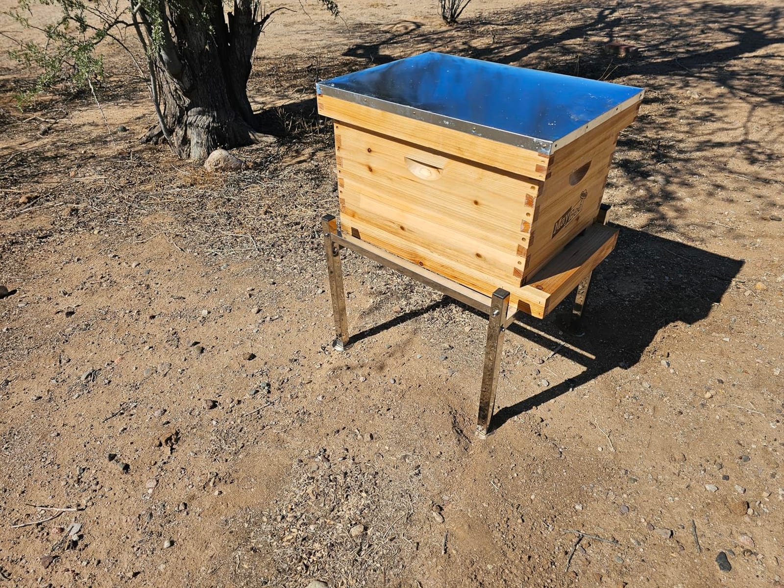 Honey Lake Metal Bee Hive Stand for 8/10 Frame Beehive box, Easy to Assemble Sturdy Beehive Stand for Beekeeping, Bee Hives Frame Stands with Round Base - Beekeeping Supplies & Tools customer photo 1