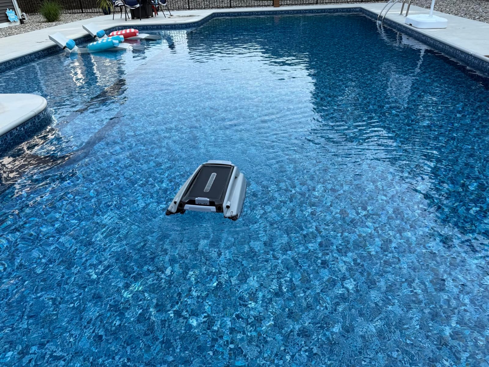 Betta SE Plus - Solar-Powered Robotic Pool Skimmer with 24/7 Continuous Cleaning Power, Dual Charging Options, Twin Salt Chlorine Tolerant Motors, and Shallow Water Safeguard customer photo 1