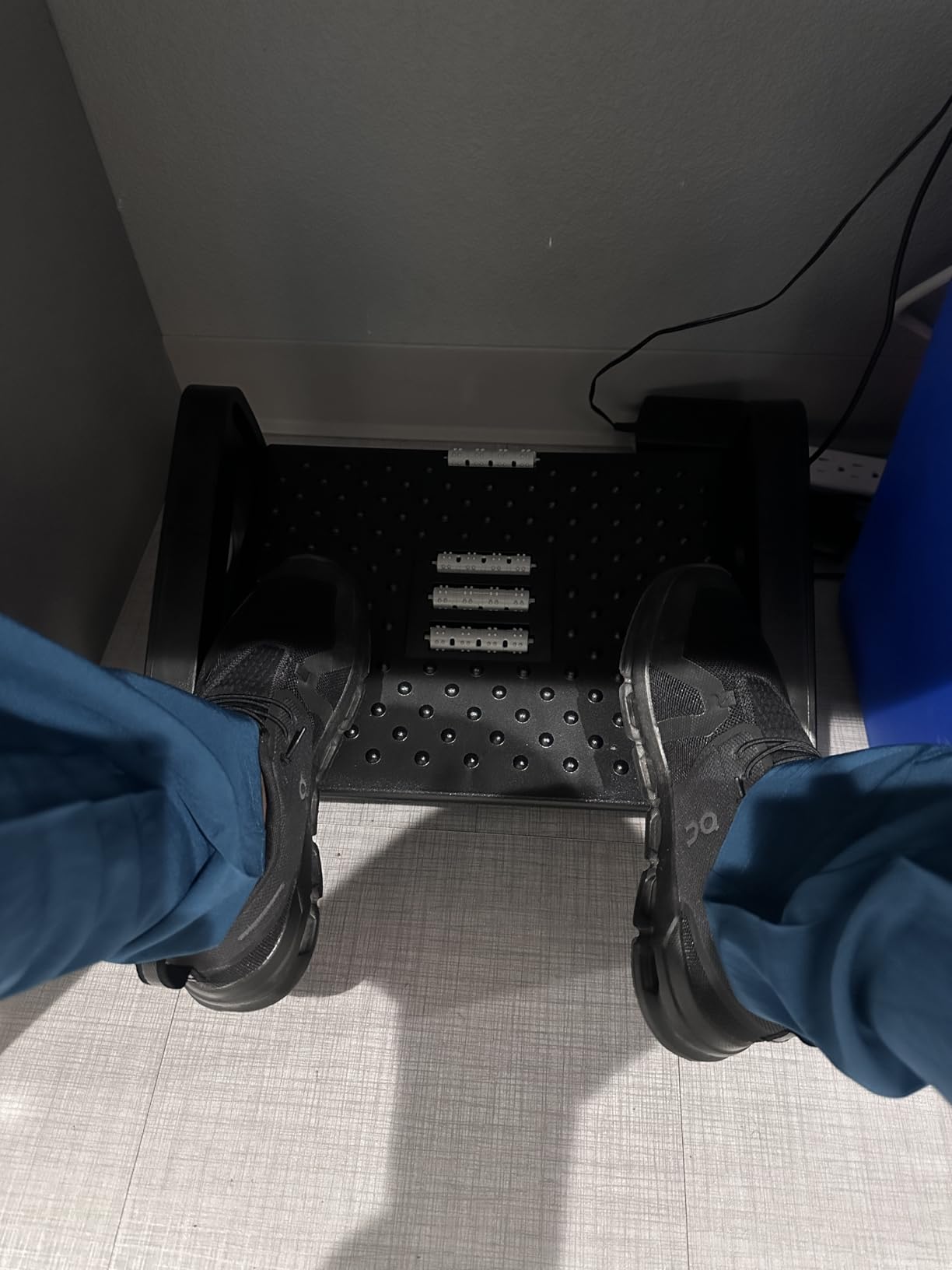 CasaZenith Foot Rest, Six Heights Adjustable Foot Rest Under Desk at Work | Ergonomic Foot Stool for Under Office Desk, Under Desk Footrest with Foot Massage Roller, Chair Footrest for Leg Rest - Black customer photo 2