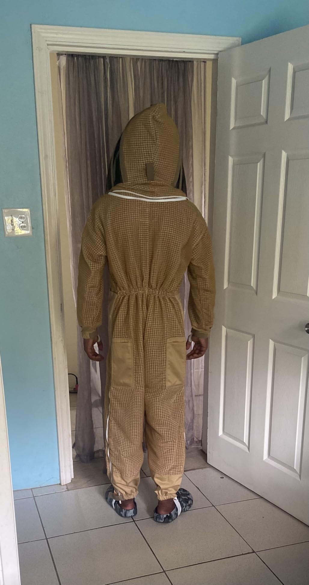 3-Layer Ventilated Bee Suit for Men & Women, Sting Proof Beekeeping Suit with Fencing Veil & Round Brim Hat customer photo 1