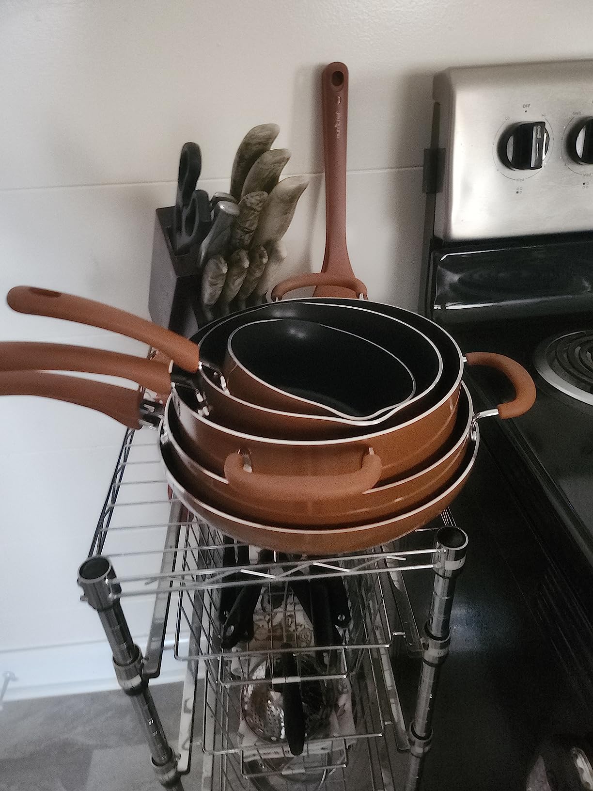 NutriChef 17pcs Black Stackable Pots and Pans Set, Nonstick Induction Cookware, Space Saving Cookware, Easy Clean, Ideal For RV and Camper, Includes a Foldable Steamer Basket and Cooking Utensils customer photo 1