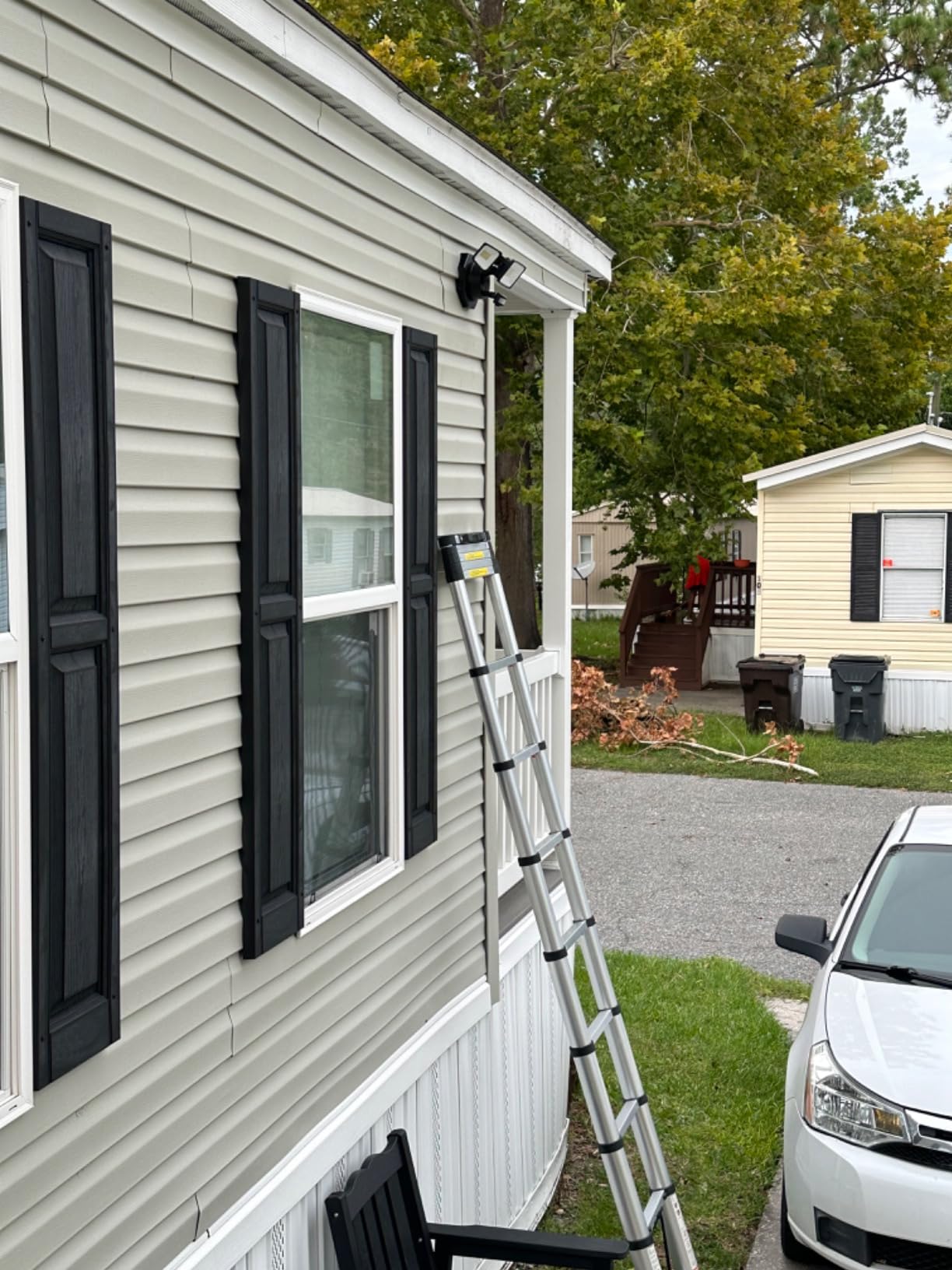 VEVOR Telescoping Ladder 10.5 FT Aluminum Extension Ladder, 375 LBS Capacity, One-Button Retraction, Collapsible & Portable with Non-Slip Feet, ANSI Listed customer photo 1
