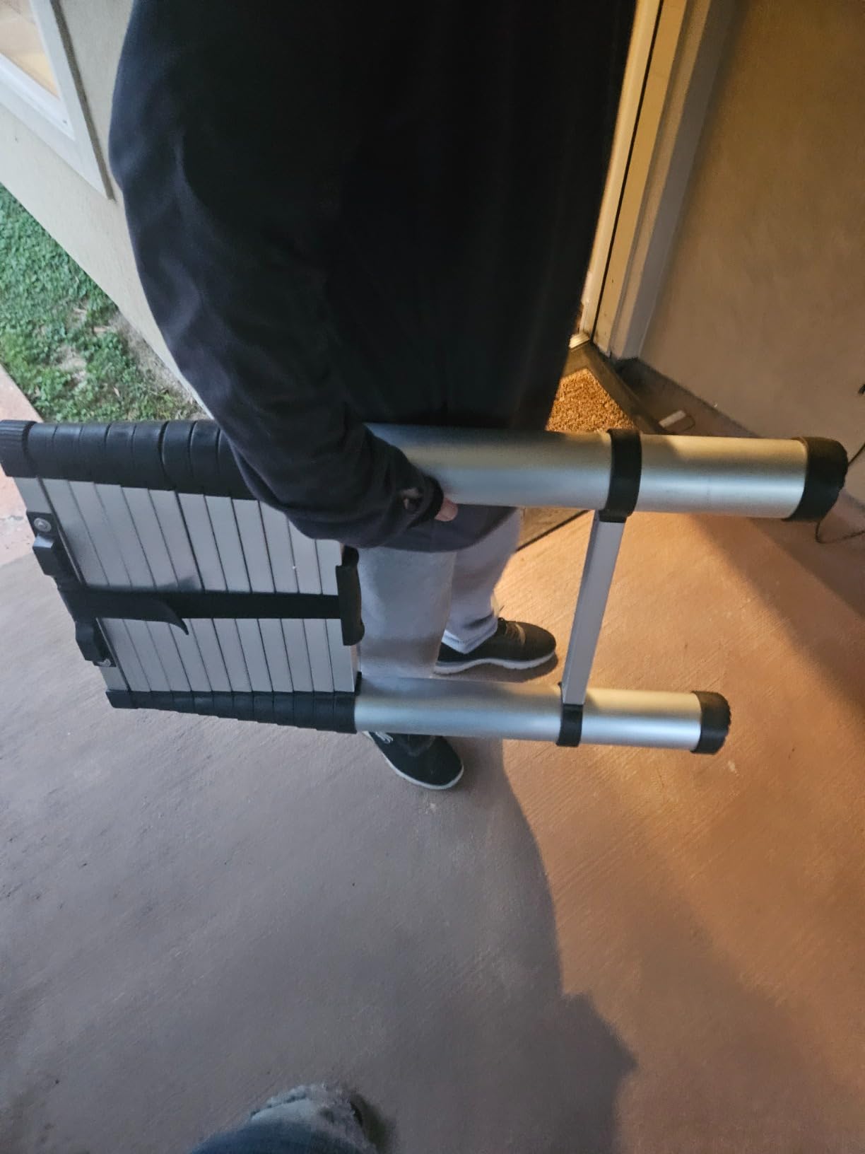 VEVOR Telescoping Ladder 10.5 FT Aluminum Extension Ladder, 375 LBS Capacity, One-Button Retraction, Collapsible & Portable with Non-Slip Feet, ANSI Listed customer photo 2