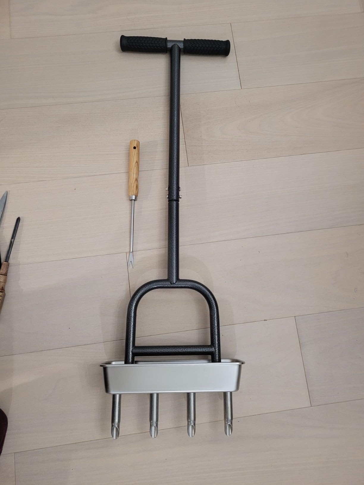 Dolibest Lawn Coring Aerator, Manual Lawn Aerator, 4 Stainless Steel Corer Plug Aerator with Soil Core Storage Tray customer photo 2