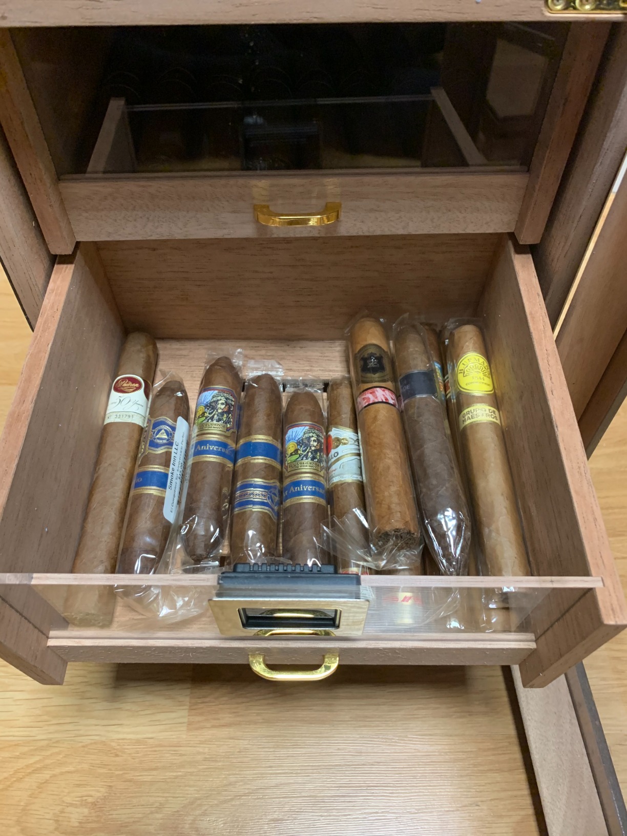 Woodronic Cigar Humidor, Spanish Cedar Cigar Humidor Cabinet with LED Light, Magnetic Door (100-150 Cigars) customer photo 2