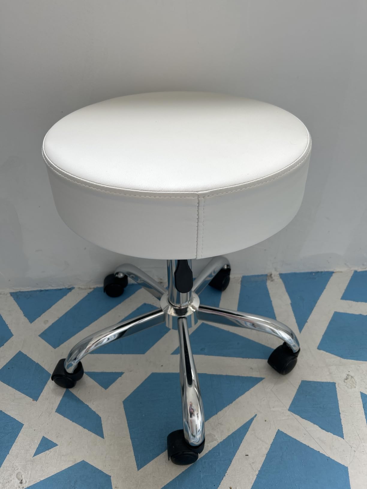 VEVOR Rolling Stools with Wheels 400LBS Weight Capacity Swivel Stools Chair | Adjustable Height, with Ultra-Thick Seat Cushion, for Salon, Bar, Home, Office, Tattoo, Medical, and Massage, Black customer photo 2