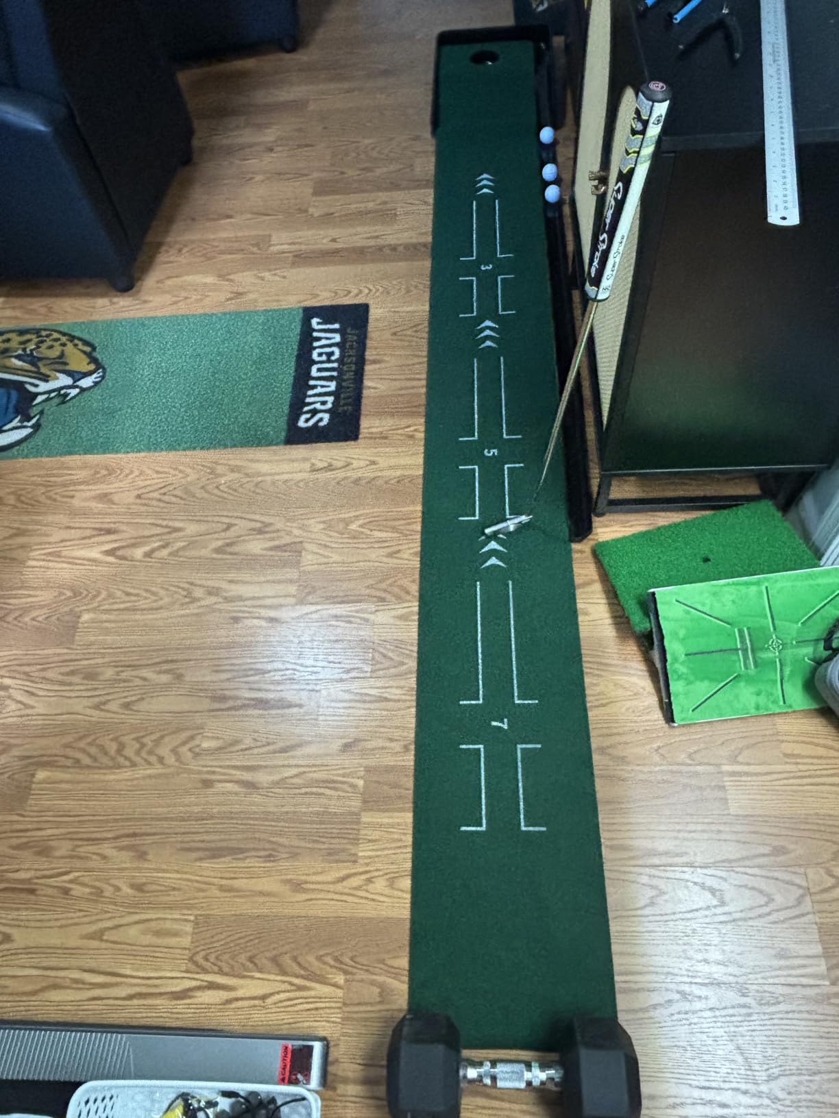 Amazon Basics Golf Putting Green with Auto Ball Return - Indoor Practice Mat for Home & Office, Built-in Alignment Guides, Portable Training Aid customer photo 1